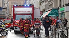 Médicos del cuerpo de bomberos trabajan en el lugar donde se produjo un tiroteo en París
