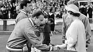 كوهين والملكة إليزابيث قبل نهائي كأس العالم 1966