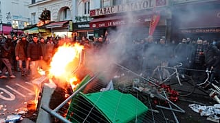 Heurts entre manifestants kurdes et forces de l'ordre à Paris, le 23 décembre 2022