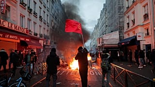 Горящие баррикады в 10-м округе Парижа, 23 декабря 2023 года.
