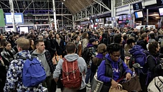 Chaos am und im Pariser Gare de Lyon an diesem Freitagnachmittag