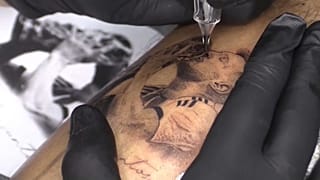 Un aficionado se tatúa una imagen de Messi besando la copa del mundial. 