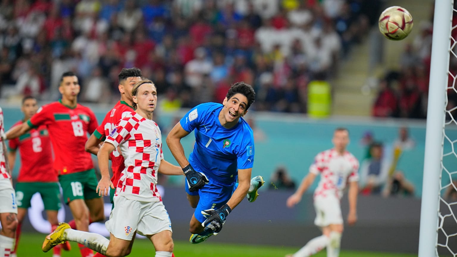 ياسين بونو خلال مباراة المغرب ضد كرواتيا بكأس العالم