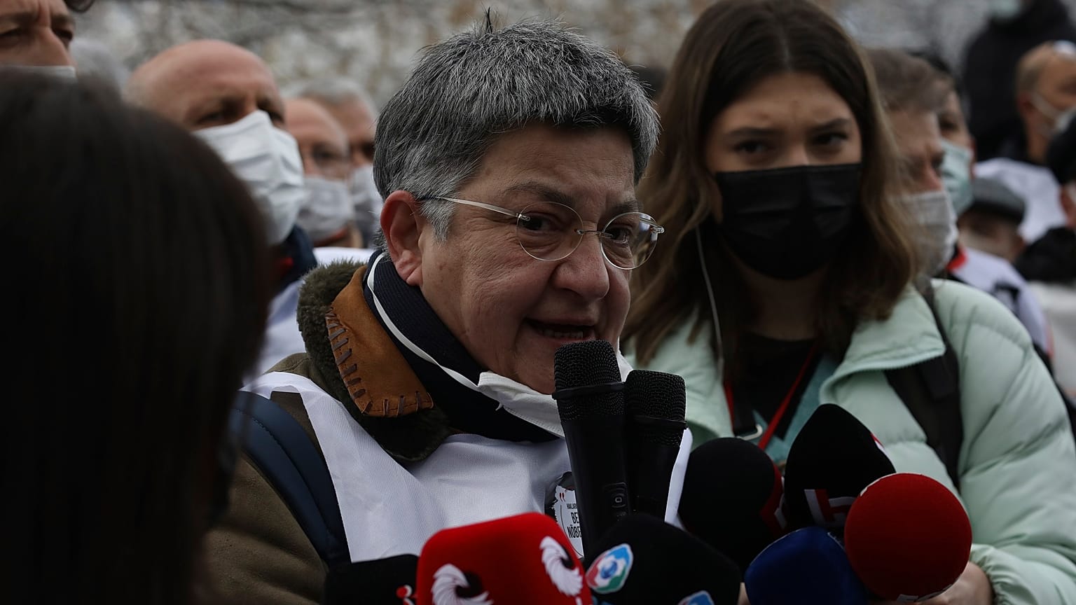 Fincanci a tévének nyilatkozik 2022 februárjában