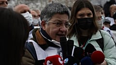 Fincanci a tévének nyilatkozik 2022 februárjában