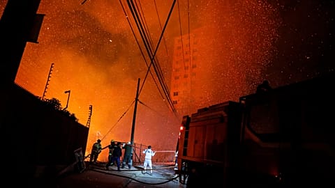 Fire ravages Chilean seaside resort