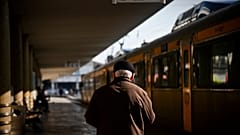 رجل ينتظر القطار في محطة قطار سانتا أبولونيا في لشبونة