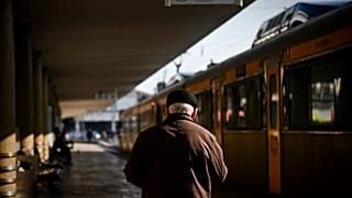 رجل ينتظر القطار في محطة قطار سانتا أبولونيا في لشبونة