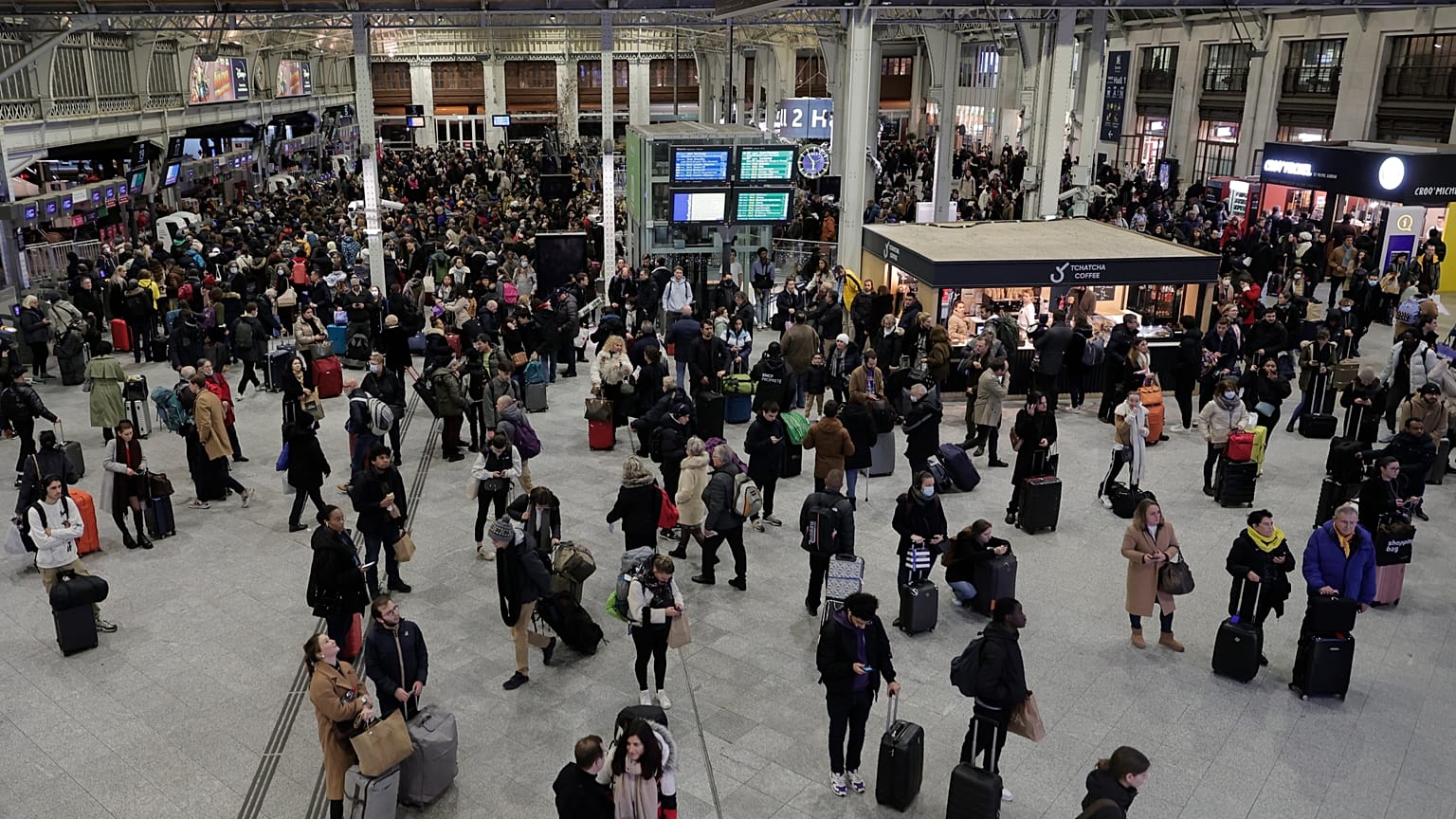 Weihnachtsreisende warten während der Streiks in Paris am Bahnhof Gare de Lyon
