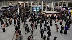 Weihnachtsreisende warten während der Streiks in Paris am Bahnhof Gare de Lyon