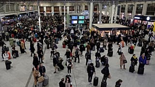 El viernes, las estaciones de París funcionaron normalmente, muchos viajeros con sus trayectos anulados para Navidad pudieron programarse para recurrir a otros transportes.