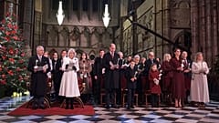 König Charles III und andere Mitglieder der Königsfamilie beim Singen von Weihnachtsliedern im Londoner Westminster Abbey am 15.12.2022