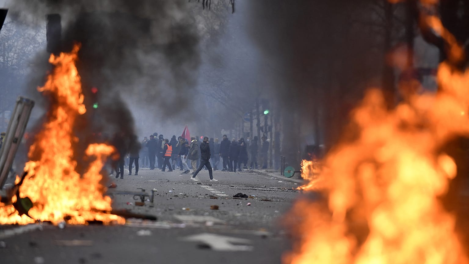 Heurts entre manifestants kurdes et forces de l'ordre à Paris, le 24 décembre 2022 
