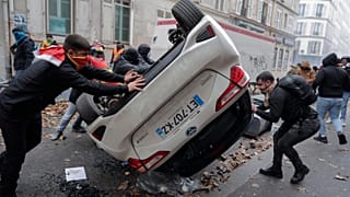 Manifestantes vuelcan un coche durante una protesta contra el reciente tiroteo en el centro cultural kurdo de París, el 24 de diciembre de 2022. 