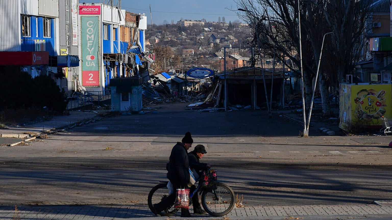 Des habitants à Bakhmut, en Ukraine, mardi 20 décembre 2022.