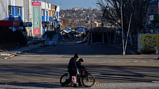 Des habitants à Bakhmut, en Ukraine, mardi 20 décembre 2022.