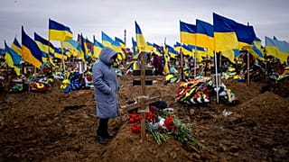 Eine Ehefrau am Grab eines ukrainischen Soldaten, der an der Front durch russischen Beschuss getötet wurde