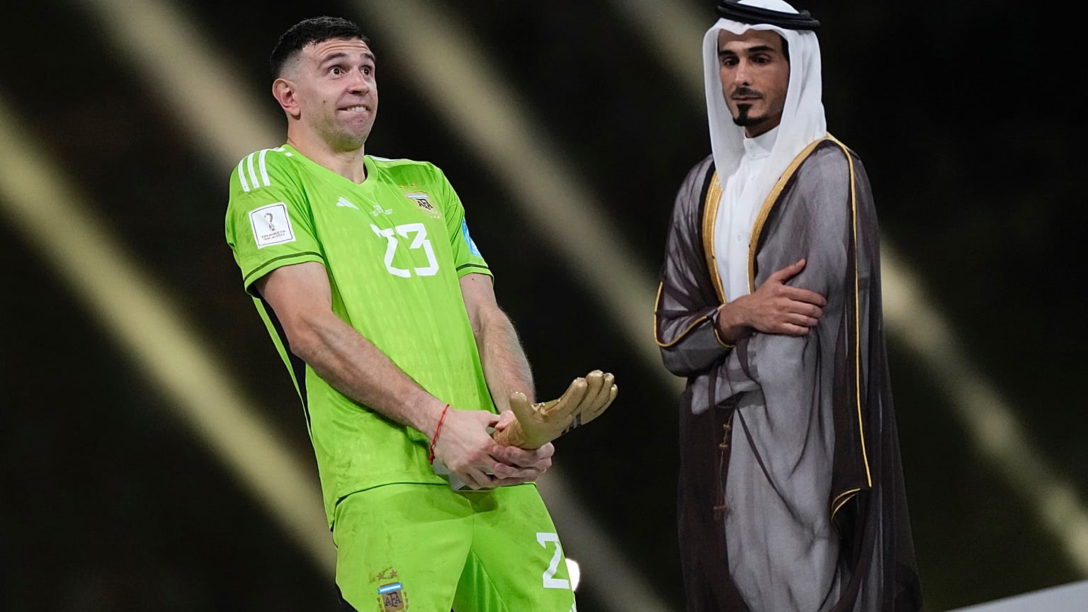 حارس مرمى منتخب الأرجنتين إمليانو مارتينيز بعد تسلمه جائزة أفضل حارس مرمى بالمباراة النهائية بمونديال قطر 2022