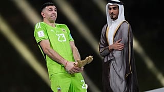 حارس مرمى منتخب الأرجنتين إمليانو مارتينيز بعد تسلمه جائزة أفضل حارس مرمى بالمباراة النهائية بمونديال قطر 2022