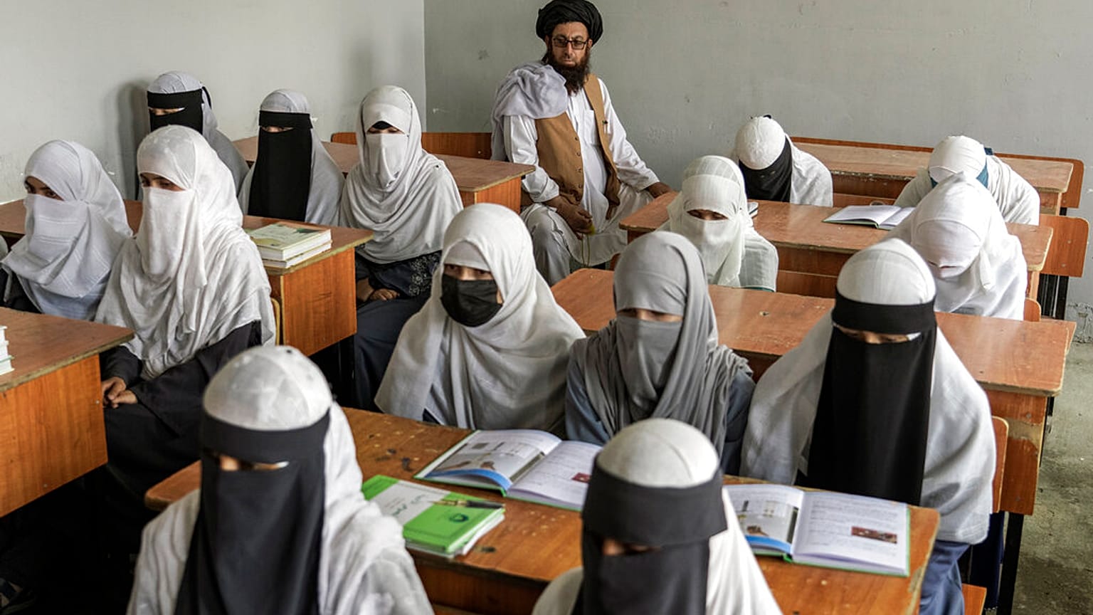 Afganistan'daki Taliban yönetimi kadınları eğitim ve çalışma hakkını kısıtlamaya devam ediyor