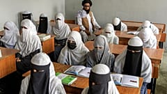 Afganistan'daki Taliban yönetimi kadınları eğitim ve çalışma hakkını kısıtlamaya devam ediyor