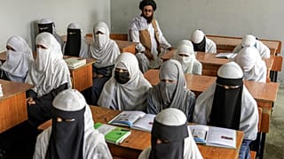 Afganistan'daki Taliban yönetimi kadınları eğitim ve çalışma hakkını kısıtlamaya devam ediyor