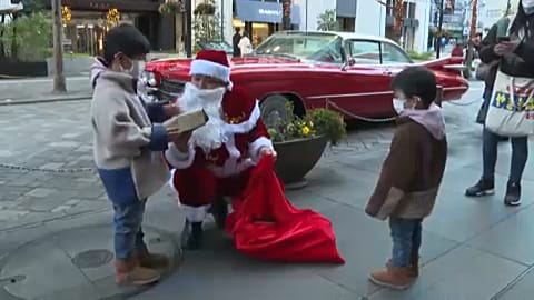In Japan fährt dieser Weihnachtsmann einen Cadillac Coupe DeVille, Baujahr 1959.