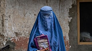 یک زن ۴۰ ساله افغان پس از خروج از یک مرکز زیرزمینی سوادآموزی در تاریخ ۳۰ ژوئیه ۲۰۲۲.