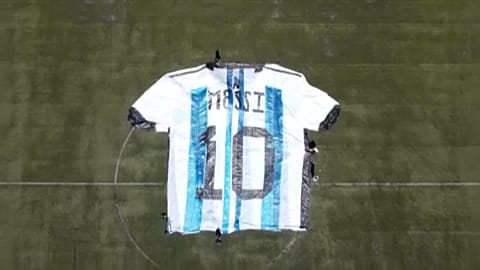 Einmalig: Das weltgrößte aufblasbare Messi-Trikot