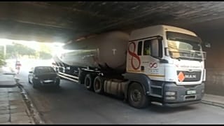  ناقلة غاز تحت جسر في بوكسبورغ - جنوب إفريقيا. 2022/12/24