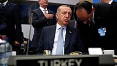 الرئيس التركي رجب طيب أردوغان يستمع إلى مستشاره الخاص إبراهيم كالين قبل جلسة عمل لقمة رؤساء دول وحكومات الناتو في بروكسل. 20218/07/12
