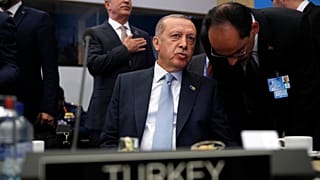 الرئيس التركي رجب طيب أردوغان يستمع إلى مستشاره الخاص إبراهيم كالين قبل جلسة عمل لقمة رؤساء دول وحكومات الناتو في بروكسل. 20218/07/12
