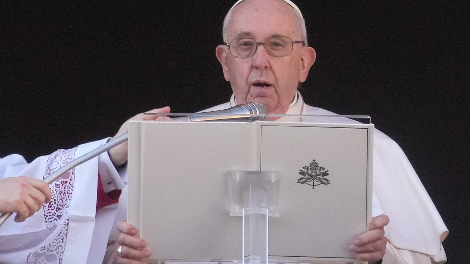 El mensaje de Navidad fue pronunciado desde la logia central de la basílica de San Pedro antes de la bendición Urbi et Orbi.
