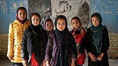 Afghanische Schulmädchen posieren für ein Foto in einem Klassenzimmer in Kabul, Afghanistan