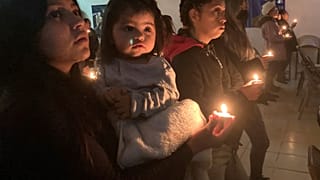 Personas en el albergue para migrantes Buen Samaritano participan en una ceremonia de encendido de velas de la Navidad en Ciudad Juárez, México, el 22 de diciembre.