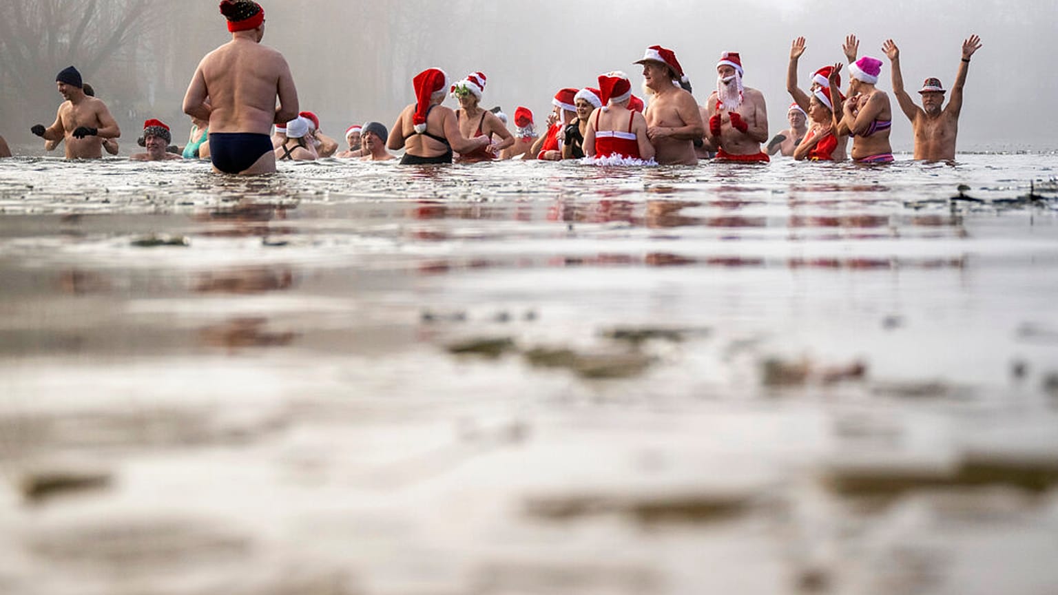 Eisschwimmen im teilweise zugefrorenen Orankesee in Berlin