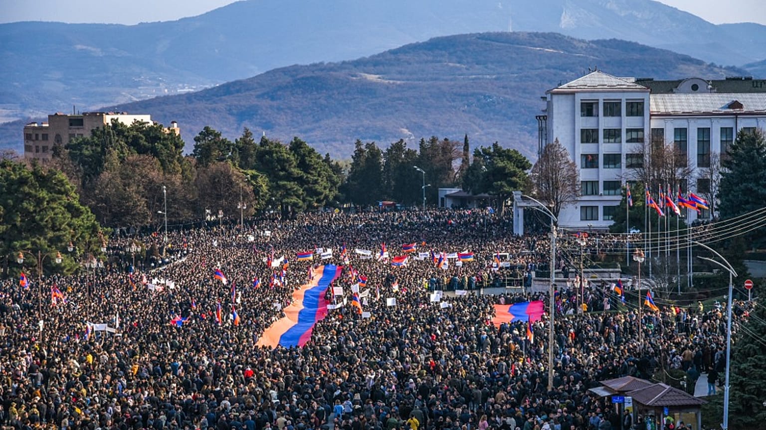Arménios protestam contra corte de estrada de ligação ao enclave de Nagorno-Karabach