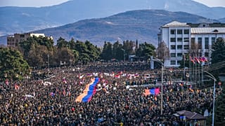 Arménios protestam contra corte de estrada de ligação ao enclave de Nagorno-Karabach