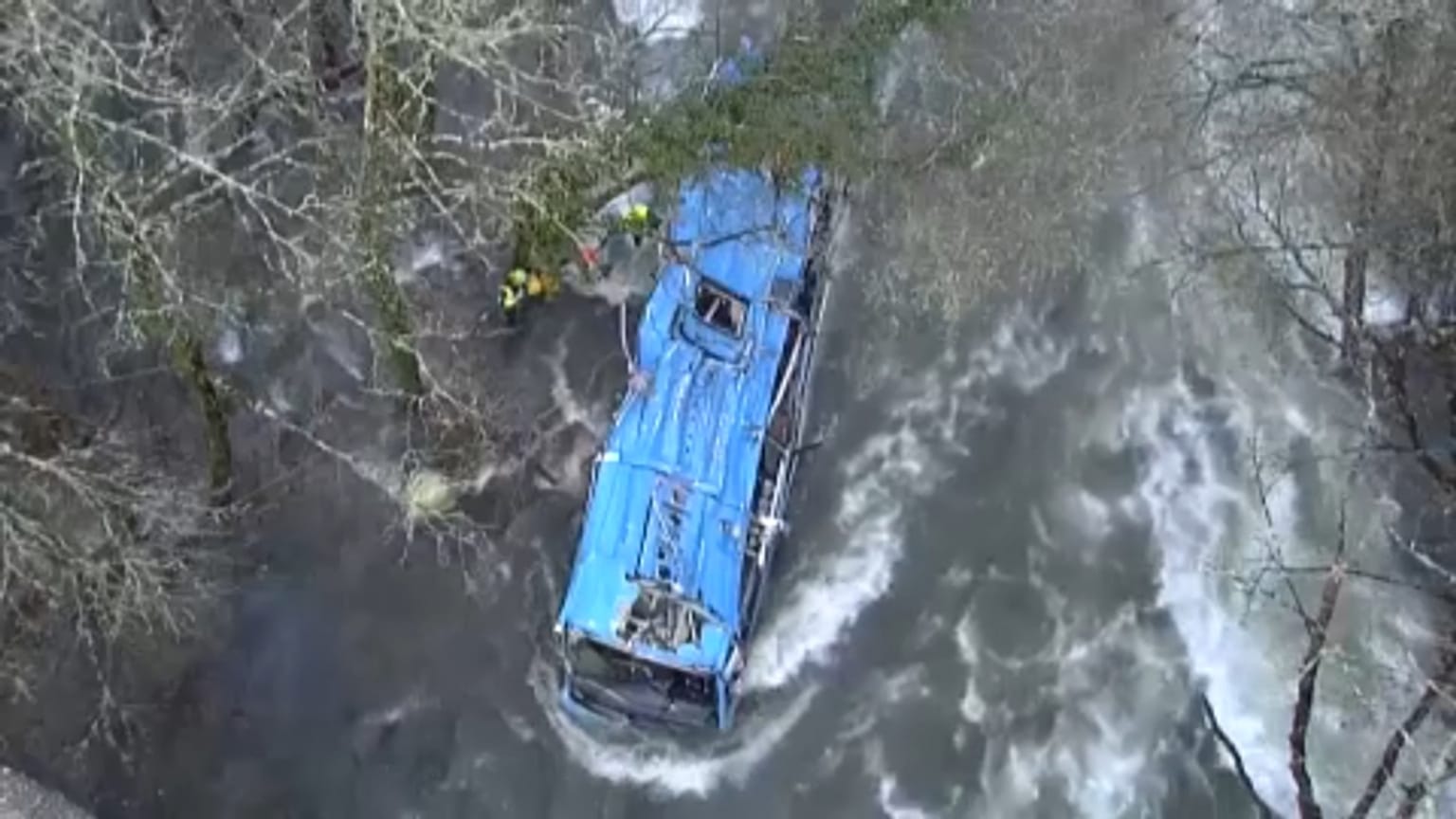 Ein Bus ist im nordspanischen Vigo in einen Fluss gestürzt