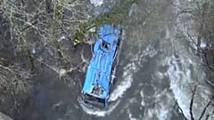 Ein Bus ist im nordspanischen Vigo in einen Fluss gestürzt
