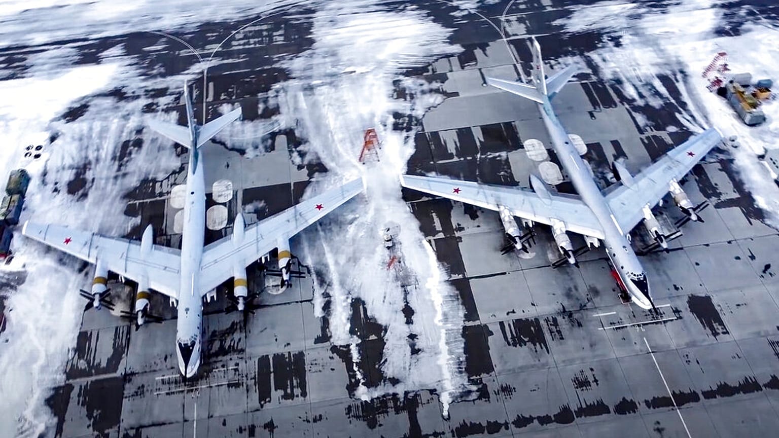 Engels hava üssünde park halinde bulunan Tu-95 uzun menzilli bobardıman uçakları