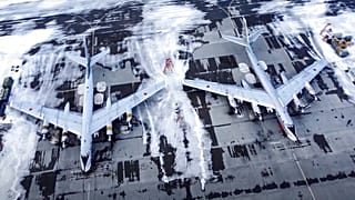 Engels hava üssünde park halinde bulunan Tu-95 uzun menzilli bobardıman uçakları