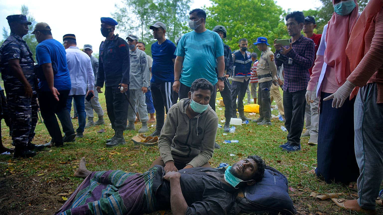Rohingja menekültet látnak el helyi lakosok az indonéziai Aceh tartomány egyik strandján