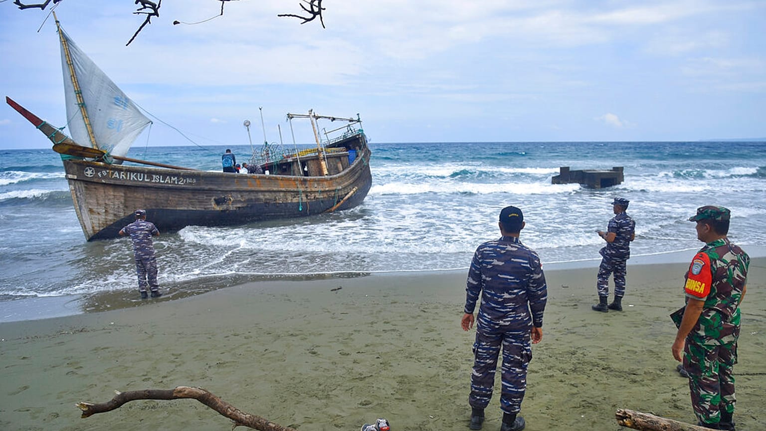 57 refugiados rohinyá desembarcaron el domingo en la costa occidental de Indonesia tras un mes en el mar