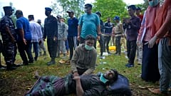 Rohingja menekültet látnak el helyi lakosok az indonéziai Aceh tartomány egyik strandján
