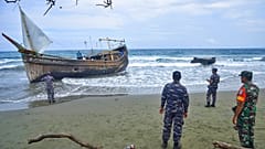 Wochelang trieb dieses Boot im Ozean, nun ist es endlich in Indonesien angekomme, mit 57 Menschen an Bord