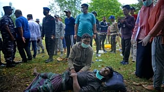 Rohingja menekültet látnak el helyi lakosok az indonéziai Aceh tartomány egyik strandján
