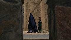 Une femme et sa fille dans les rues de Kandahar (Afghanistan), le 29 juillet 2022. 