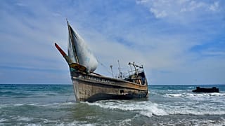 قارب استخدمه لاجئون من الروهينغا في إندونيسيا