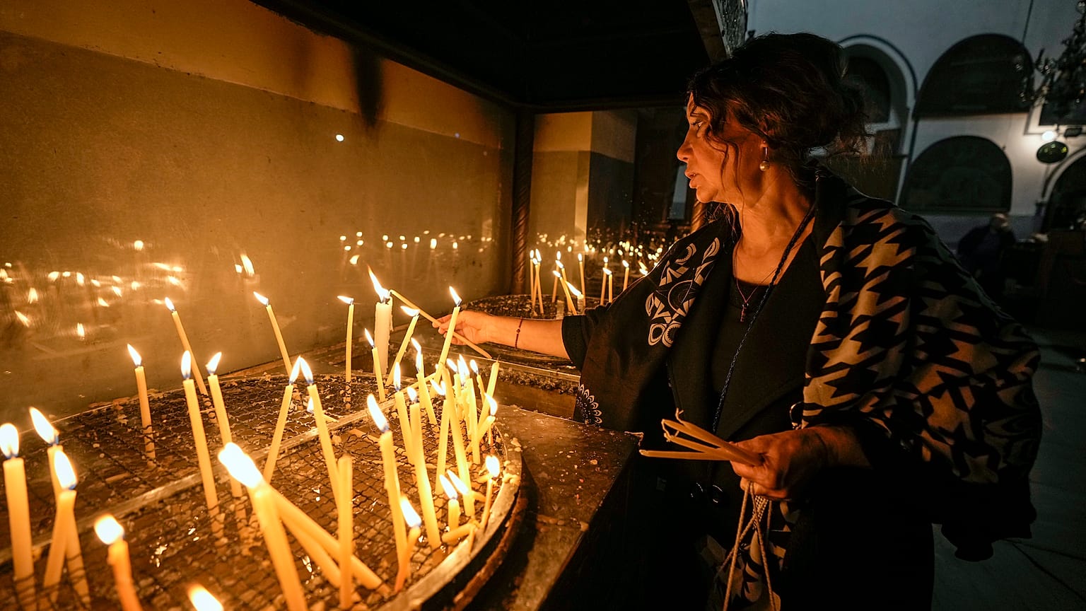 Gyertyagyújtás a betlehemi Születés Templomában december 24-én